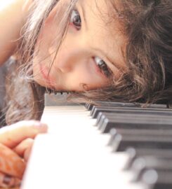 Zenén innen, mesén túl